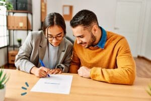 Pareja firmando la adopción de su mascota